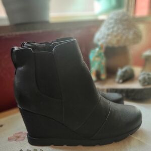 Size 8 Vintage 7 Eight black wedge booties